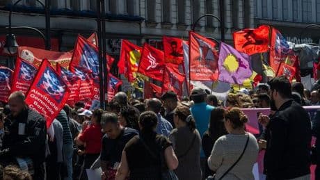Demonstration: Über 1.000 Menschen erinnern an Brandanschlag gegen Aleviten