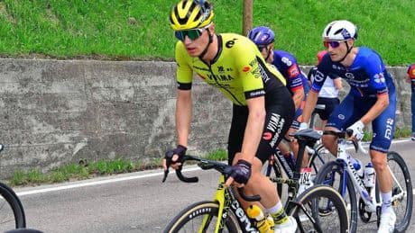 LIVE Giro | Grote kopgroep met Nederlanders wil sprinters aftroeven, Ayuso stapt na bijensteek in oog af