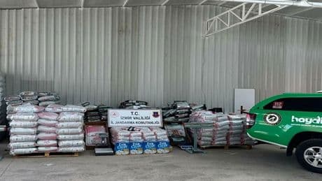 İzmir’de dev operasyon: 14 ton sahte kedi-köpek maması ele geçirildi