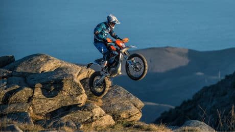 Motos eléctricas que puedes conducir por la montaña sin mala conciencia y con el carnet de coche
