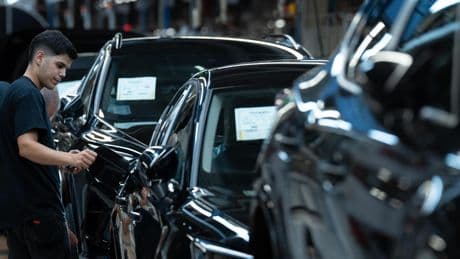 El gravísimo problema que afecta a las fábricas españolas de coches: el principal motivo de su hundimiento y crisis