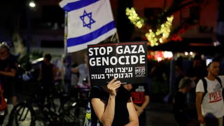 La oposición, familiares de rehenes y varios países, entre ellos España, rechazan el plan expansionista de Netanyahu