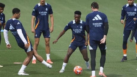 El Real Madrid aparca el futuro y se agarra a un clavo ardiendo