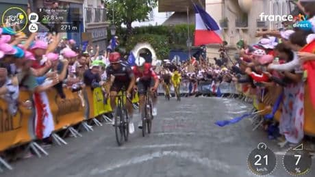 Tour de France : en vidéo, l’attaque de Julian Alaphilippe dans une rue Lepic en fusion