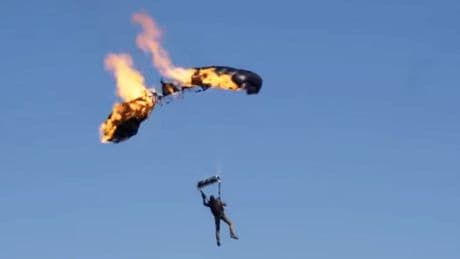 Mit brennendem Fallschirm: Dieser absurde Stunt bringt Tom Cruise einen Weltrekord