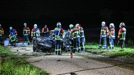 Auto zerrissen und zwei Tote - Schwere Crashs im Süden Deutschlands