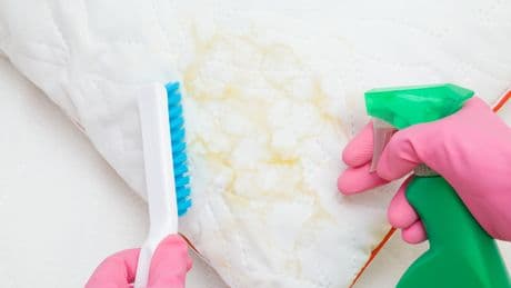 Gelbe Stockflecken auf dem Kissen: Nicht nur eklig, sondern ein Warnsignal