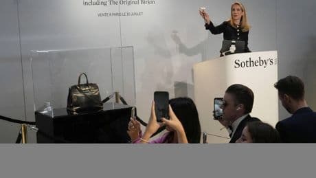 La prima Birkin venduta all’asta per 8,5 milioni: non era solo una borsa