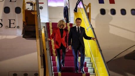 Fransa Cumhurbaşkanı Macron, uçakta eşi Brigitte tarafından tokatlandı