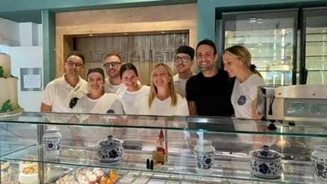 Vacanze politici italiani, stop alle ostentazioni di Berlusconi: da Meloni e Salvini, il nuovo stile low profile