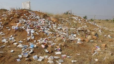 Yol kenarında çok sayıda kullanılmamış ilaç kutusu bulundu