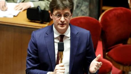 "Il faut reconstruire la sociale-démocratie": l'ex-macroniste Sacha Houlié rejoint Raphaël Glucksmann