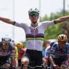 Direct spektakel in Dauphiné: Mathieu van der Poel valt stil in laatste meters, Tadej Pogacar wint openingsrit