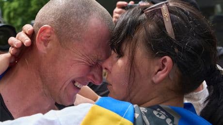 Ukrainische Gefangene wieder zu Hause - Heimkehr aus der Hölle