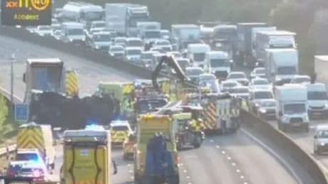 M25 traffic LIVE: Lorry crash causes motorway to close with long delays