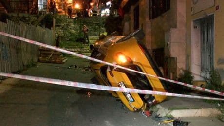 Şişli'de ticari taksi 10 metreden çıkmaz sokağa düştü