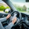 Boetes tot 4.000 euro en daarbij stopt het niet: hoe mag je je gsm achter het stuur wél en niet gebruiken?