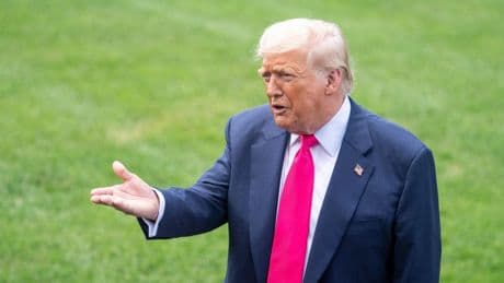 Affaire Epstein : Donald Trump menace le « Wall Street Journal » d’un procès et tente coûte que coûte d’apaiser son camp