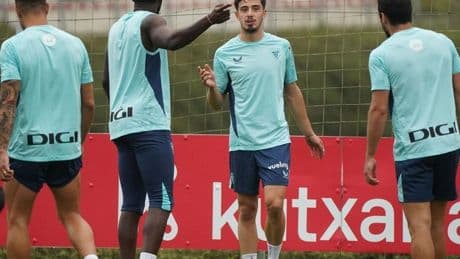 Serrano y Lekue regresan a los entrenamientos en Lezama