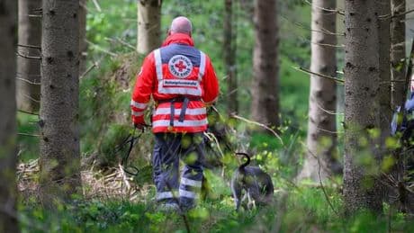 Suchhunde im Einsatz: Vermisster Senior bei großer Suchaktion tot gefunden