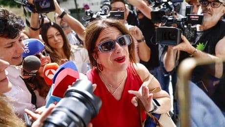 Leire Díez sella con el PSOE un pacto de no agresión para evitar el desgaste al partido y se da de baja voluntariamente