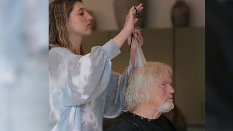 Kultstar 2 Jahre abgetaucht - MacGyver hat die Haare schön