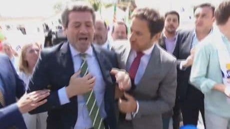 El líder de la ultraderecha portuguesa, André Ventura, vuelve a desplomarse durante un acto de campaña