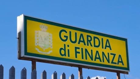 Incassano 400mila euro di pensione della nonna morta da 20 anni