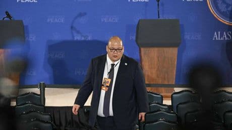 L'auto russa sulla pista, Putin sulla "bestia" di Trump e il "blackout" di 10 minuti: cosa è successo