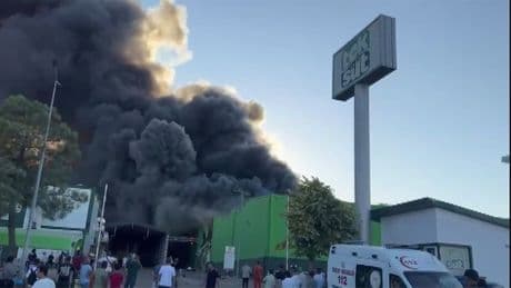 Fabrika alev alev yandı, 2 kişi hayatını kaybetti