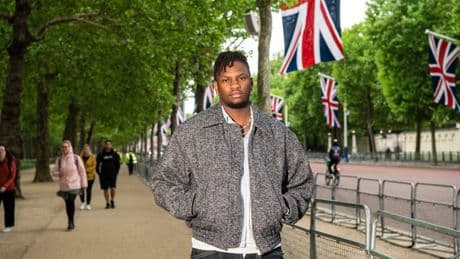 Singer to perform for King at VE Day concert held near his former busking spot