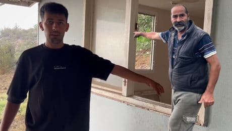 Bir ilde akılalmaz olay! Hayatları kabusa döndü gökten taş yağıyor
