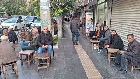 Diyarbakır’da bir durak sohbeti: "İktidar iftirayla gemisini yürütmeye çalışıyor"