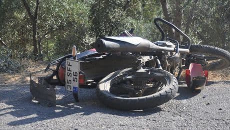 İzmir'de pikapla motosiklet çarpıştı: Ölü ve yaralı var