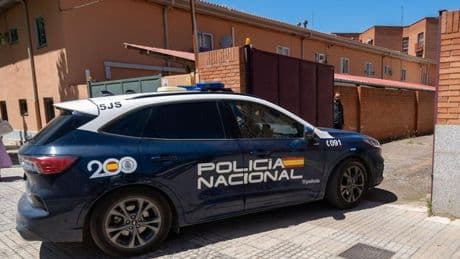 Detenida tras arrancar de un mordisco parte del dedo a una mujer que se besaba con su novio