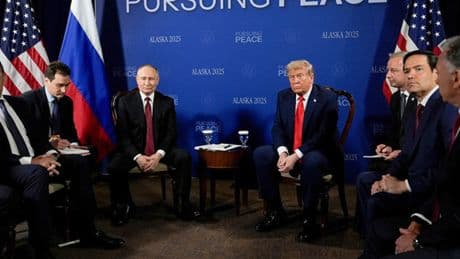 Trump-Putin zirvesine dair gizli belgeler otel yazıcısında unutuldu! Trump'tan Putin'e dikkat çeken hediye