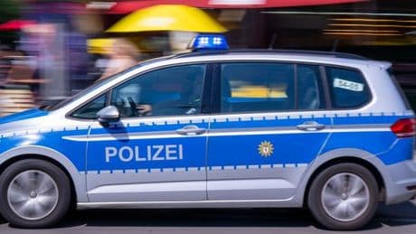 Unfall: Transporter kracht gegen Straßenmast - zwei Verletzte