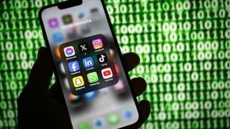 Couvre-feu numérique, applis en noir et blanc: les propositions de Gabriel Attal contre l'addiction des jeunes aux écrans