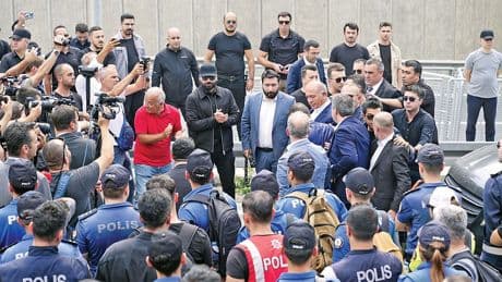 Polis ordusuyla geldi su, yumurta attılar