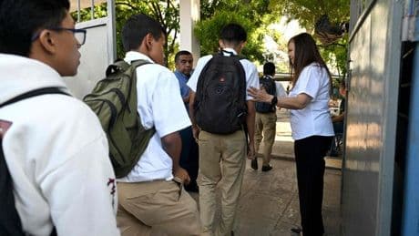 Bukele impone en las escuelas de El Salvador la disciplina militar: obligatorio decir buenos días, buenas tardes y gracias