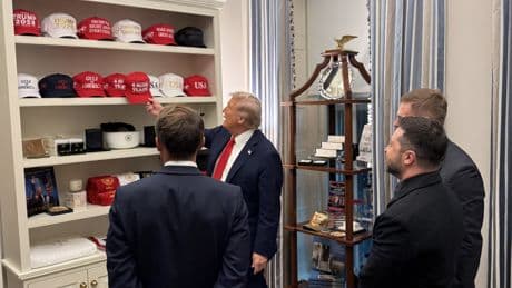 Todo lo que no se vio en la reunión en la Casa Blanca: la 'pillada' de Meloni, la 'tienda' de gorros de Trump y el bronceado de Merz
