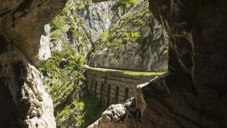 Posible multa de 200.000 euros a un joven por tirar una piedra al vacío en los Picos de Europa
