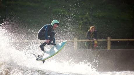 Surfer la vague parfaite dans une ancienne carrière en Écosse