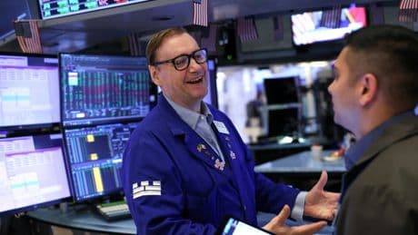 La Fed ouvre la porte à une baisse des taux, Wall Street s’envole et bat de nouveaux records