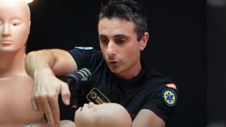 Miguel Assal, experto en primeros auxilios: “Hay que evitar que los niños coman alimentos como las uvas, tomates cherry, zanahorias o frutos secos sin partir, porque pueden colapsar la vía aérea”