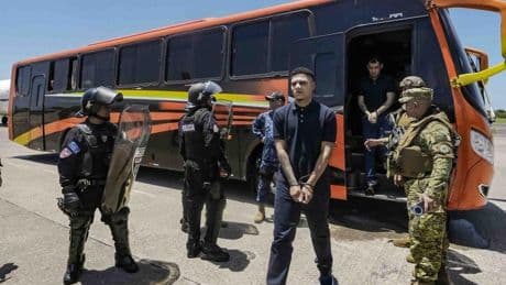 Concluye la odisea de los venezolanos deportados por Trump con un intercambio de presos