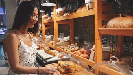 What the experts choose at the hotel breakfast buffet (including pastries and fried eggs)