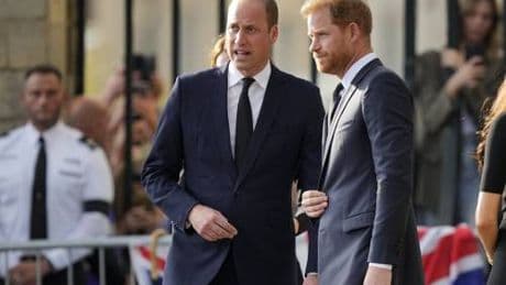 “Toglierà i titoli a Harry”. I piani di William per l'ascesa al trono
