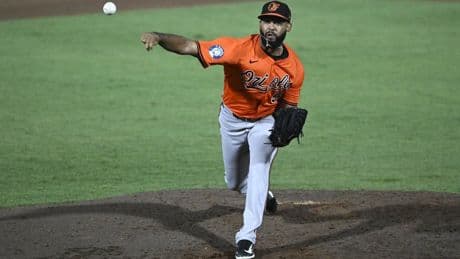 Jays trade for Dominguez from Orioles
