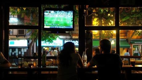 Pena de cárcel por distribuir fútbol pirata en bares: un hombre, condenado a dos años por poner partidos de LaLiga
